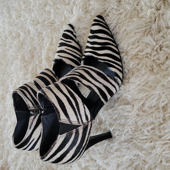 Trina Turk Malibu Calf Hair Cut Out Pump Heels 9 - Picture 2 of 16